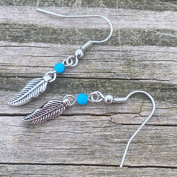 Feather dainty drop earrings silver plated with turquoise color bead - Picture 2 of 4